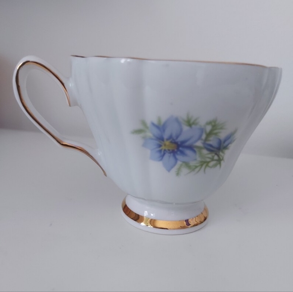 Candle in a pretty teacup with floral motifs - Picture 7 of 10
